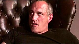 Oljeslampa Gnider Och Retar Tills Han Sprutar Utan Att Knulla