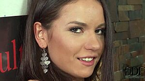 Гореща руска мадама Натали Голд показва месеста путка в догистайл поза