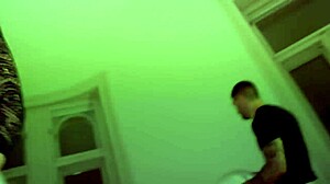 pelirroja flaca quiere pis en su garganta despues de la fiesta rauls bud