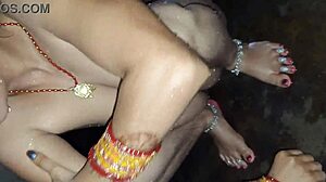 Indická desi vesnická bhabhi chycena při močení v koupelně s čistou štěrbinou