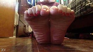 aniytta livejasmin teasing with her feet in a fetish show