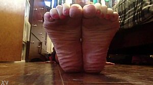 aniytta livejasmin teasing with her feet in a fetish show