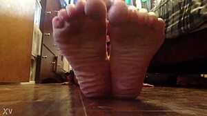 aniytta livejasmin teasing with her feet in a fetish show