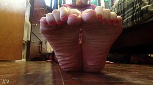 aniytta livejasmin teasing with her feet in a fetish show