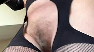 MILF Berbulu Lakukan Workout Fetish Intens Di Gym