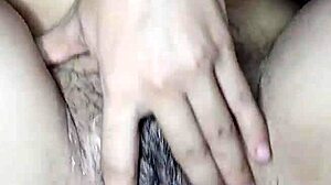 joven caliente se masturba cabalgando a escondidas hasta correrse