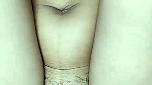 joven caliente se masturba cabalgando a escondidas hasta correrse