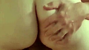 Punatukkainen istuu putkessa