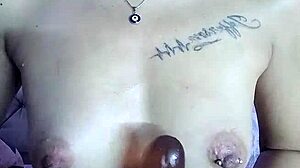 joven caliente se masturba cabalgando a escondidas hasta correrse