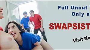 טינס מתגנבים למטה לפתות אחים חורגים ב-4some פרוע!