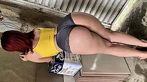 latina empregada shows off bunda at work.