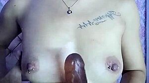 joven caliente se masturba cabalgando a escondidas hasta correrse