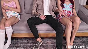 Figliastra giovane usata da patrigno pervertito accanto sorella gemella timida