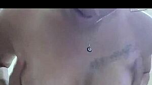 joven caliente se masturba cabalgando a escondidas hasta correrse