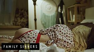 عائلة الخطاة - البلوندي الساخنة تشعر بالحزن بعد الانفصال وتركب ابن الزوج لتنسى