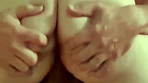 Punatukkainen istuu putkessa