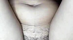 joven caliente se masturba cabalgando a escondidas hasta correrse