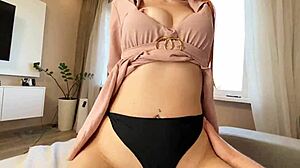 Истински скандал с изневяра: руска аматьорка чука шефа на жена си в кухнята докато тя е наблизо