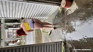 latina empregada shows off bunda at work.