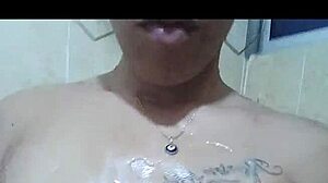 joven caliente se masturba cabalgando a escondidas hasta correrse