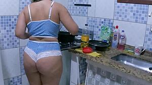 Peguei essa rabuda cozinhando e fodendo gostoso?
