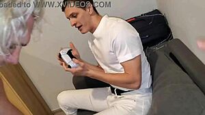 Ázsiai thai szexfeleség vad cuckold gangbangban dupla behatolással. Orgia hármas rázza a kövér testét