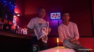 Романа получает двойное удовольствие с двумя парнями на диване.