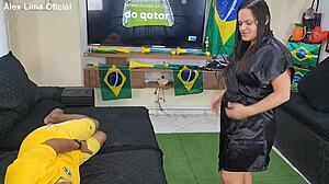 Peguei no sono assistindo o jogo e minha mulher me acordou cheia de tess� para transar ate a bunda a safada me deu