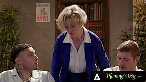 Geile Bibliothekarin-Milf erwischt Schüler, bekommt rauen öffentlichen DP