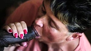 Човече, капка по капка, баба Т просто обича да смуче черен кур, знаеш ли?