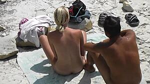 Slank blond onanerer kæreste på offentlig strand for voyeurer