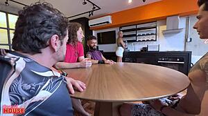 Anfitriao safada mostra como receber amigos do namorado numa visita.