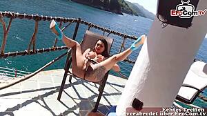 Veřejné tryskání - německý agent potká latinskou milf na masturbaci