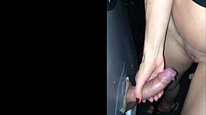 Devojka prima tvrdi kurac na glori hol u klubu.