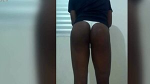Putinha Sensualizando With Big Ass In Lingerie