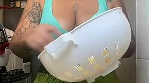 Wearing tight shorts, wanna see my pussy split open while flashing in public?