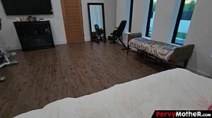 Wow! Mama a prins fiul vitreg degetând sora vitregă și s-a alăturat!