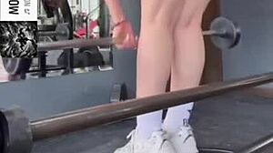 Curvy gym girl SHOWS her BIG ASS