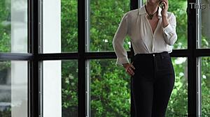 Submisivní obchodní žena ukazuje průsvitné prádlo na veřejnosti