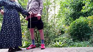 Сладкая мачеха помогает пасынку пописать стоя, вау! Это дико!