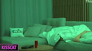 Заварен син опипва циците на заварена майка в леглото, после тя го язди cowgirl