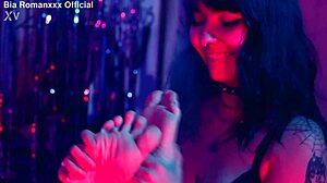 عبادة قدم صغيرة مع هيمنة دغدغة على لاتينية