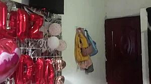 veo a mi vecina por la ventana y me llama para masturbarla y follarla