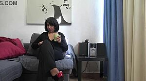 Mă simt ciudat văzând mama mea vitregă turcă în timp ce sunt gol