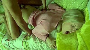 זיון כוס מגולחת של בלונדינית 18+, מתגעגעת לזין מפלצתי עמוק