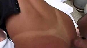 morena gostosa gemendo dando o cu