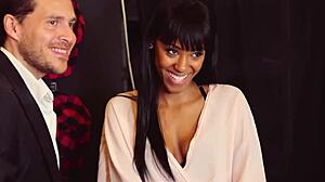 Sort luder Noe Milk gjorde mig skør, trøstet af to euro-pikke i vild offentlig action