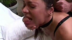 morena gostosa gemendo dando o cu