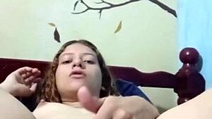 Me masturbo en mi cuarto mientras todos duermen, fue rico