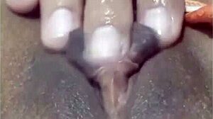 o primo do meu marido estava escondido me olhando bater ciririca n�o aquentei chamei ele dei gostoso